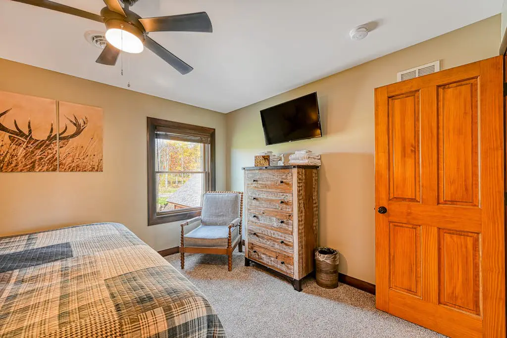 Charming 6BR Chalet - HOT TUB - Mountain View
