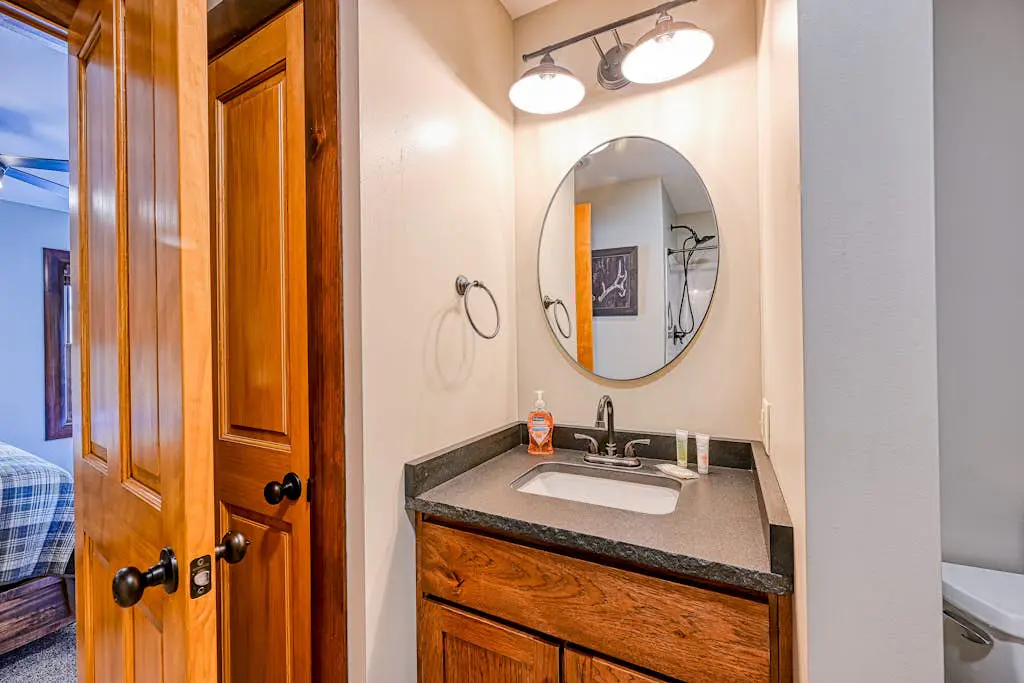 Charming 6BR Chalet - HOT TUB - Mountain View
