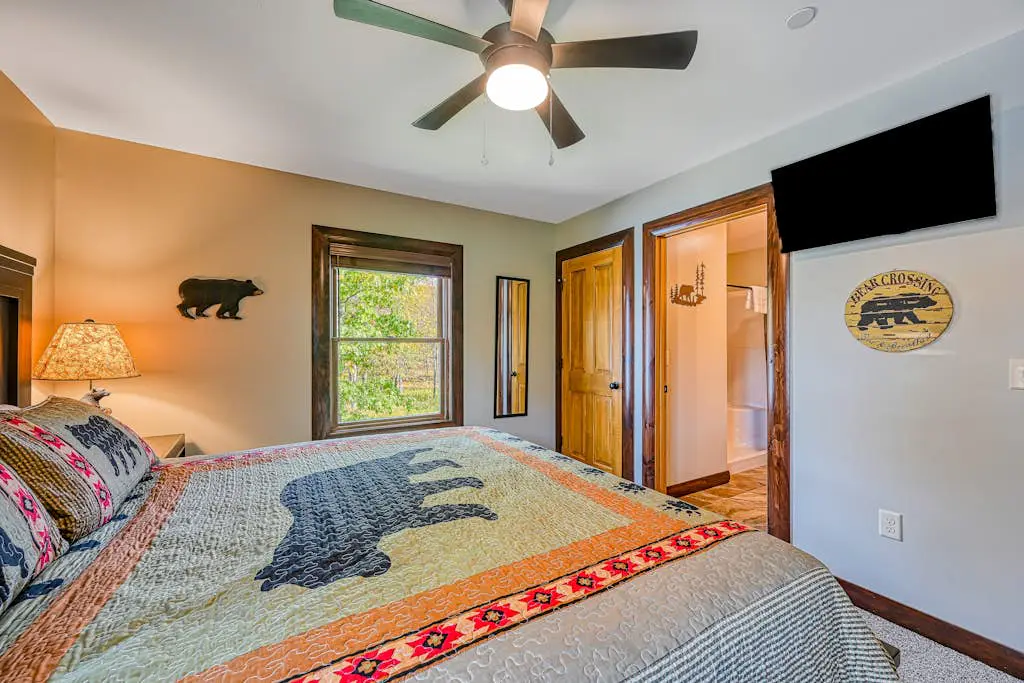Charming 6BR Chalet - HOT TUB - Mountain View