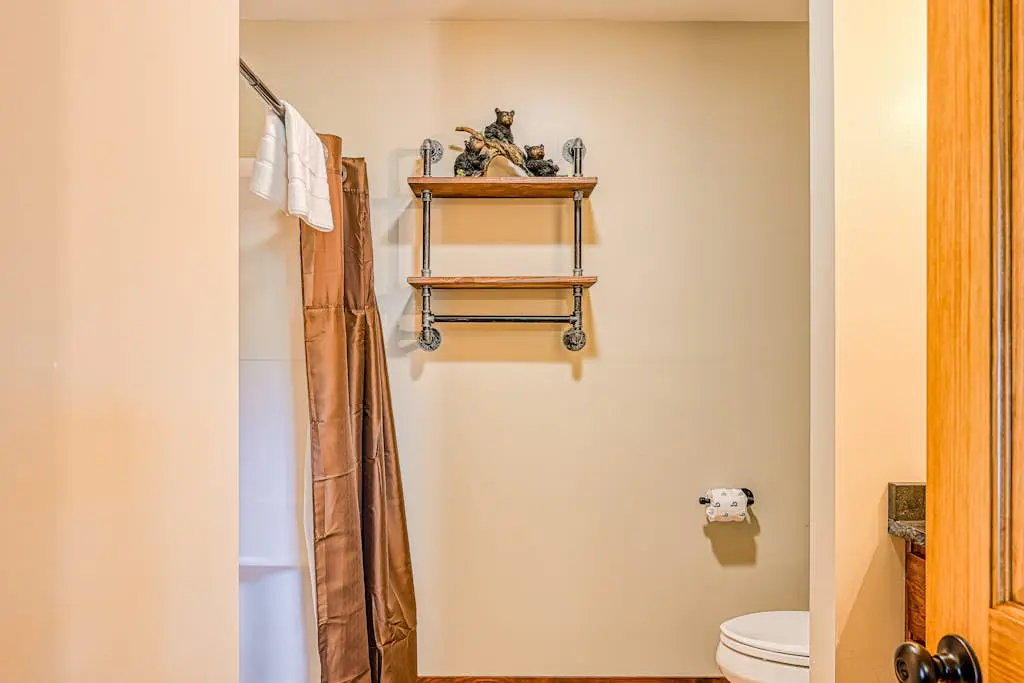 Charming 6BR Chalet - HOT TUB - Mountain View