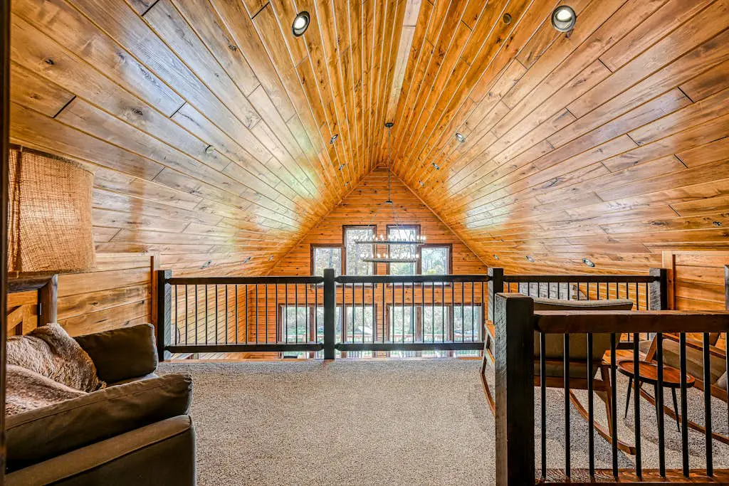 Charming 6BR Chalet - HOT TUB - Mountain View