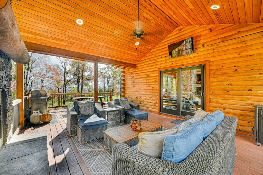 Charming 6BR Chalet - HOT TUB - Mountain View