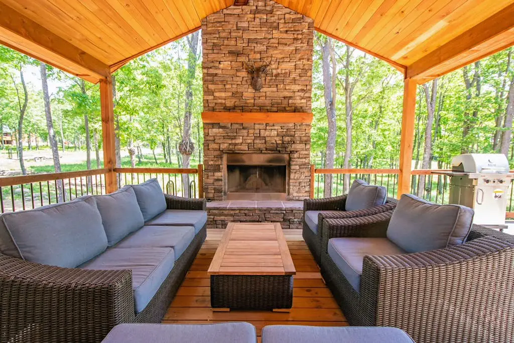 Charming 6BR Chalet - HOT TUB - Mountain View