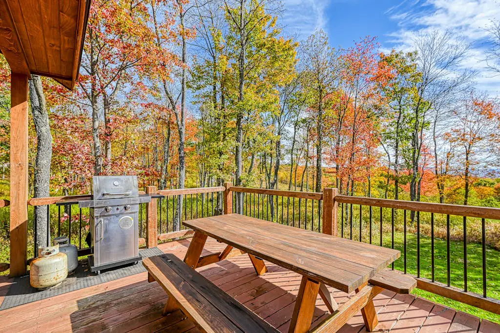 Charming 6BR Chalet - HOT TUB - Mountain View