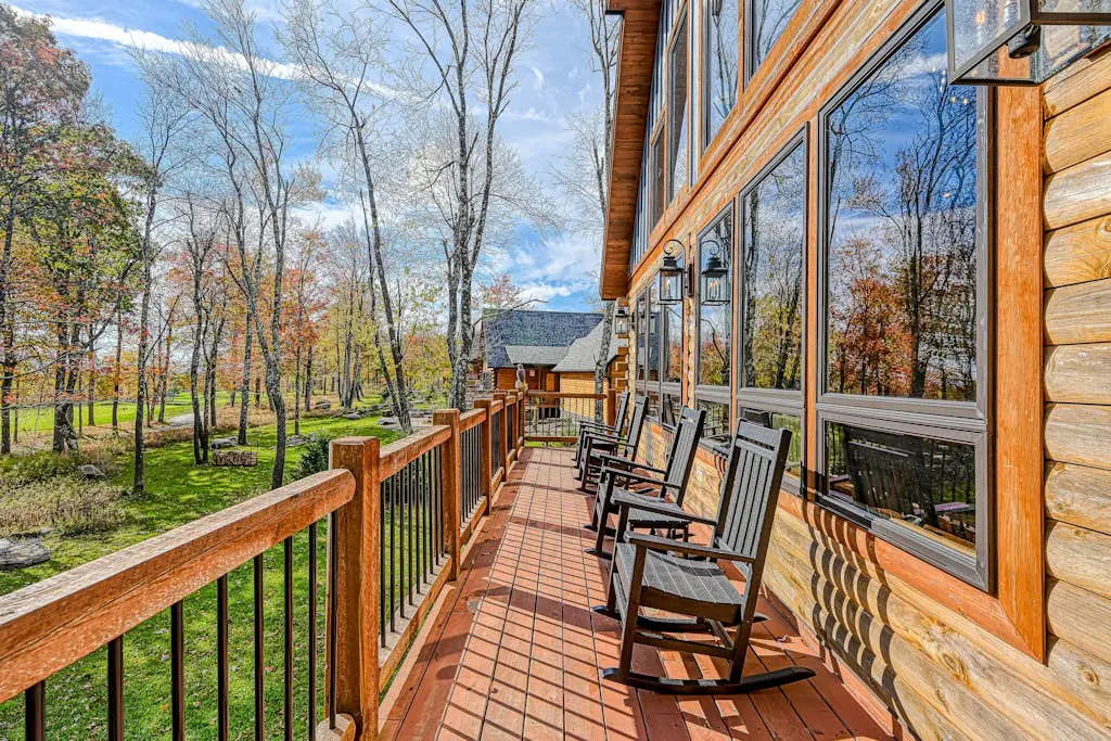 Charming 6BR Chalet - HOT TUB - Mountain View