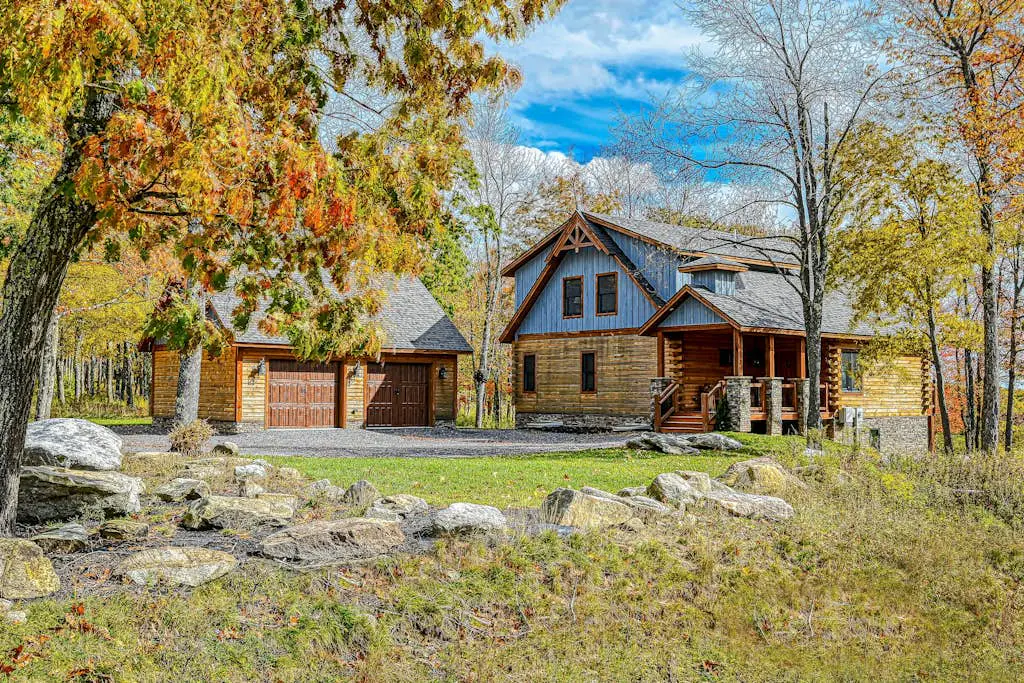 Charming 6BR Chalet - HOT TUB - Mountain View