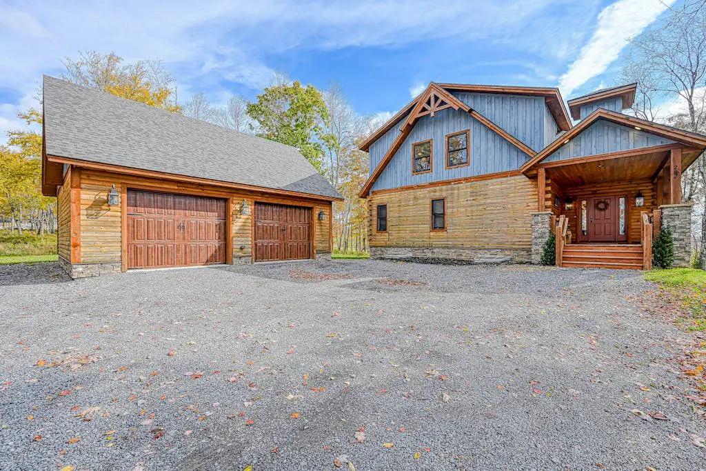 Charming 6BR Chalet - HOT TUB - Mountain View