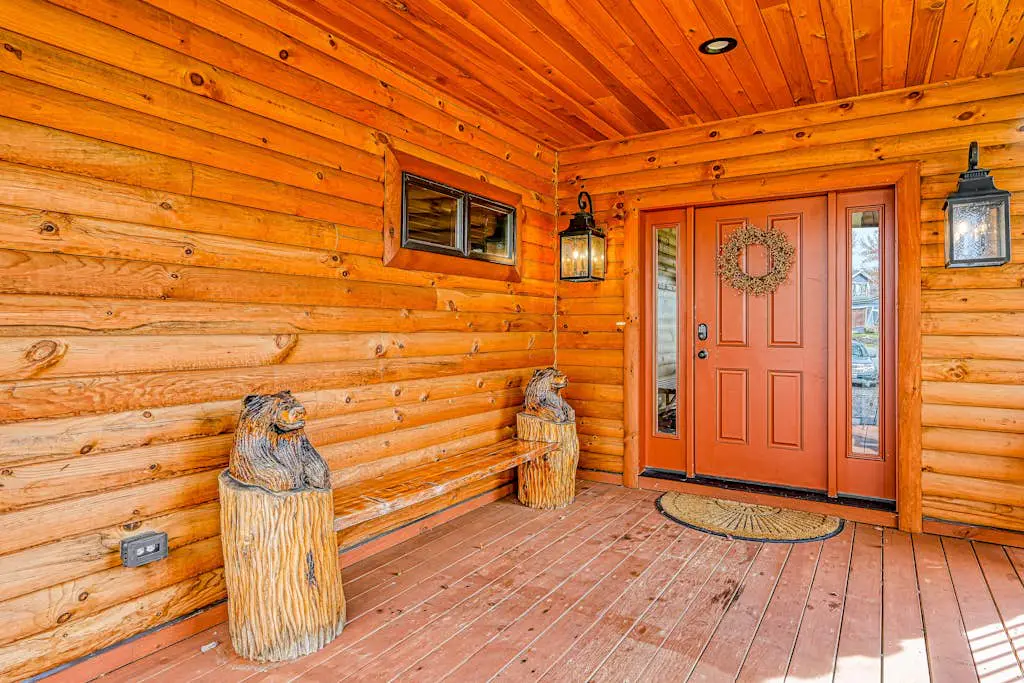 Charming 6BR Chalet - HOT TUB - Mountain View