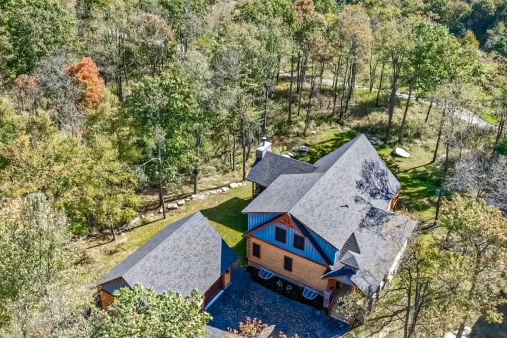 Charming 6BR Chalet - HOT TUB - Mountain View