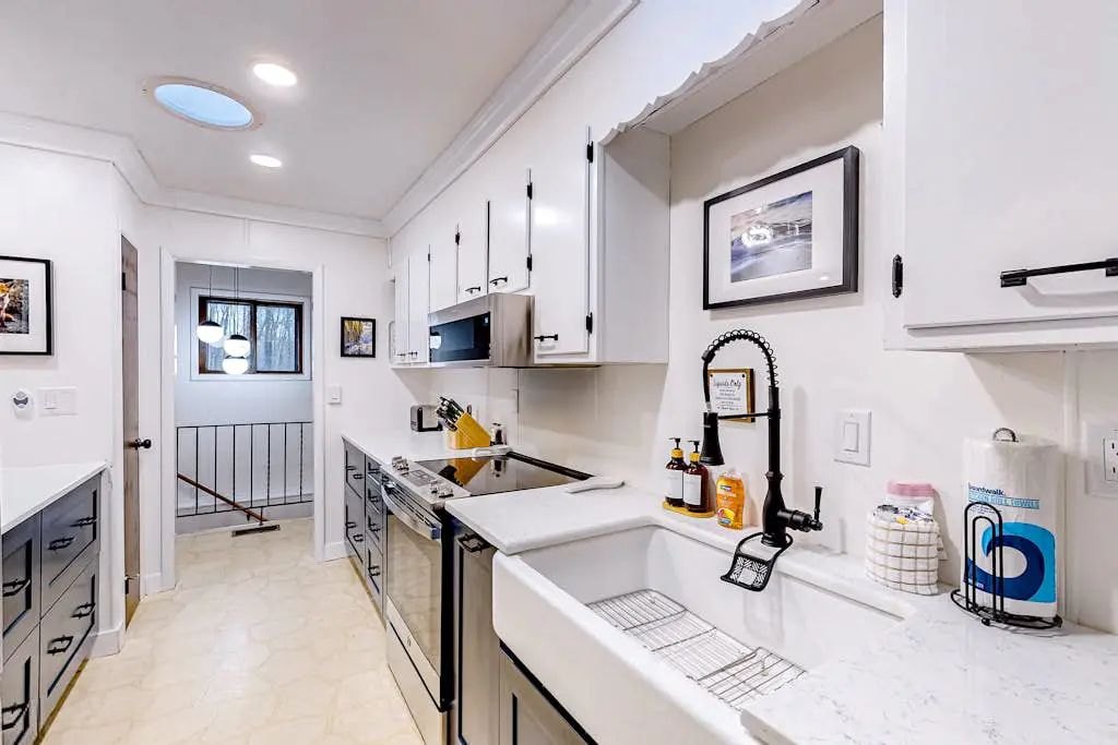 Charming 4BR Home - HOT TUB - Oakland