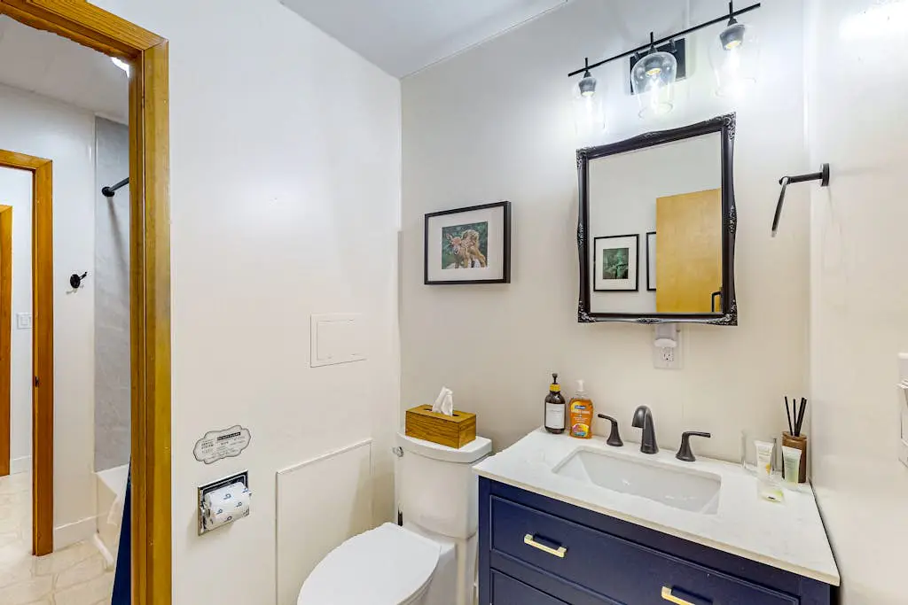 Charming 4BR Home - HOT TUB - Oakland