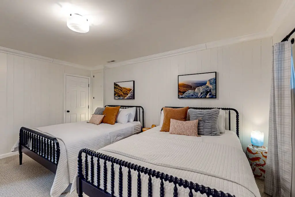 Charming 4BR Home - HOT TUB - Oakland