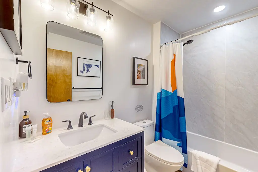 Charming 4BR Home - HOT TUB - Oakland