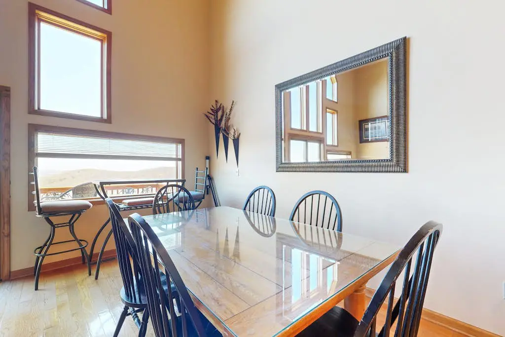 Charming 3BR Townhouse - LAKE VIEW - McHenry