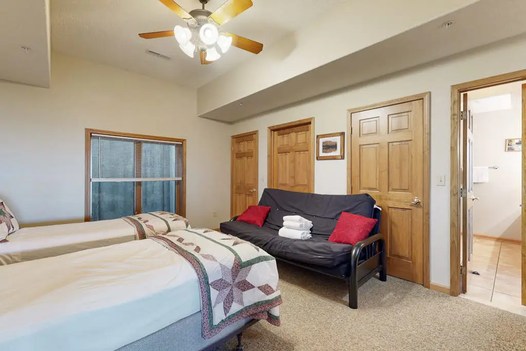 Charming 3BR Townhouse - LAKE VIEW - McHenry