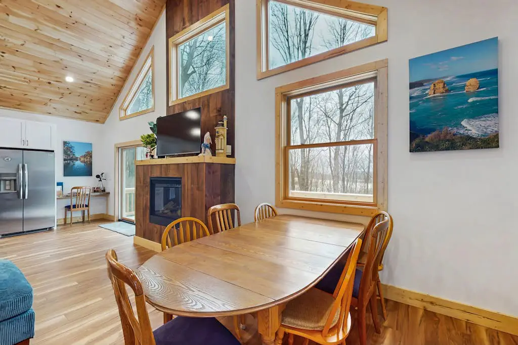 Modern 4BR Cabin - Movie Theater - HOT TUB