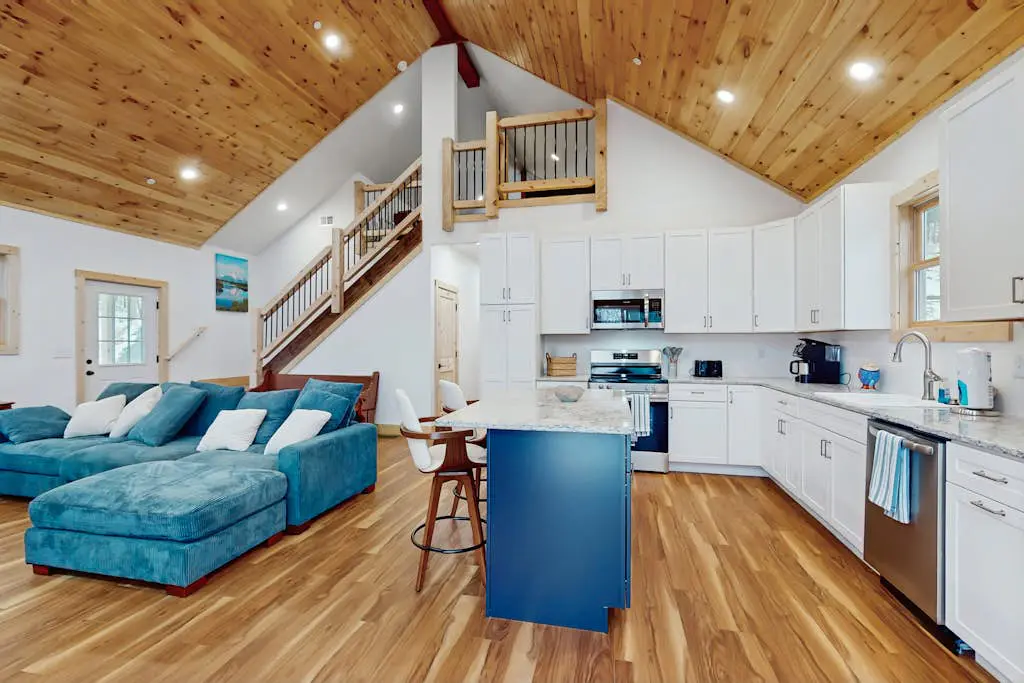 Modern 4BR Cabin - Movie Theater - HOT TUB