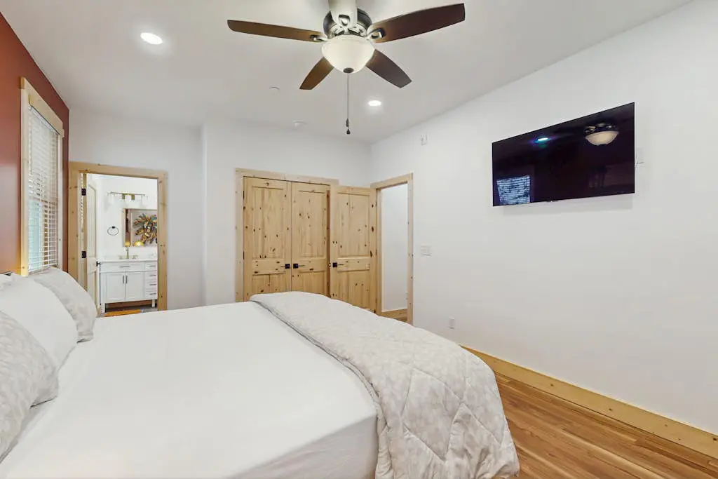 Modern 4BR Cabin - Movie Theater - HOT TUB