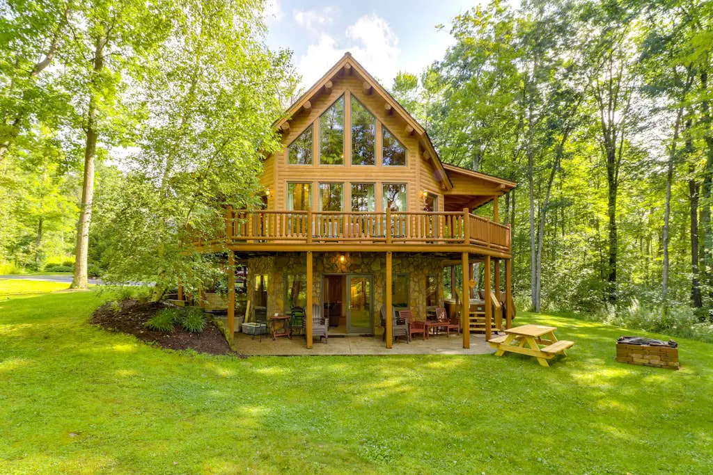 Rustic 4BR Cabin - HOT TUB - McHenry