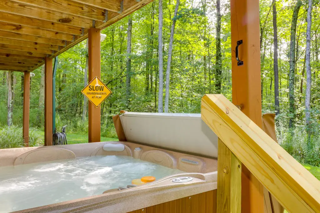 Rustic 4BR Cabin - HOT TUB - McHenry