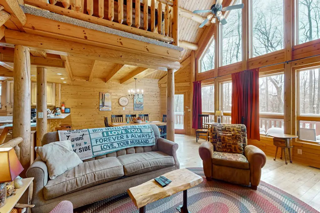 Rustic 4BR Cabin - HOT TUB - McHenry