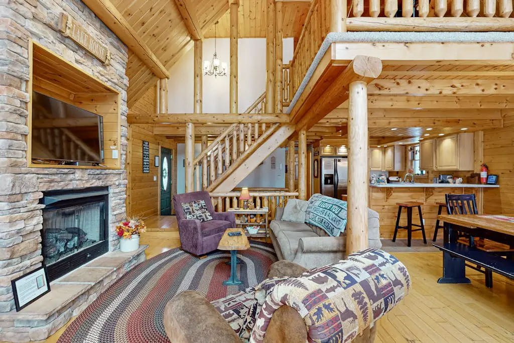 Rustic 4BR Cabin - HOT TUB - McHenry