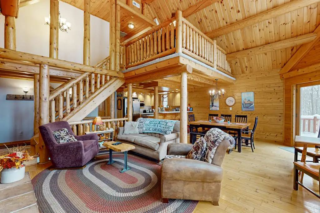 Rustic 4BR Cabin - HOT TUB - McHenry