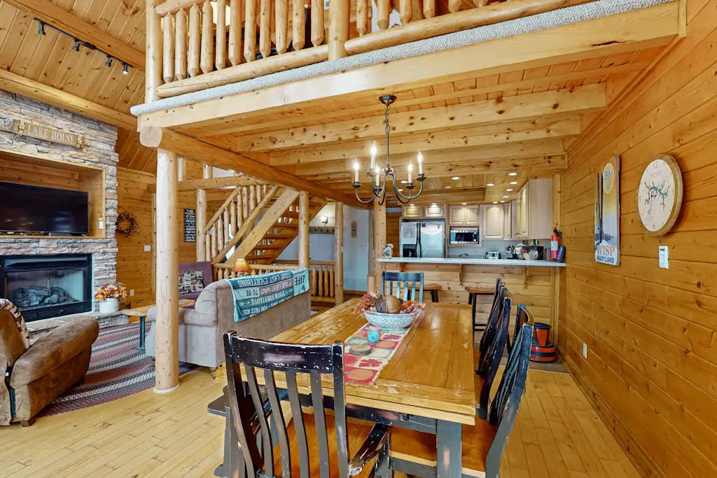 Rustic 4BR Cabin - HOT TUB - McHenry