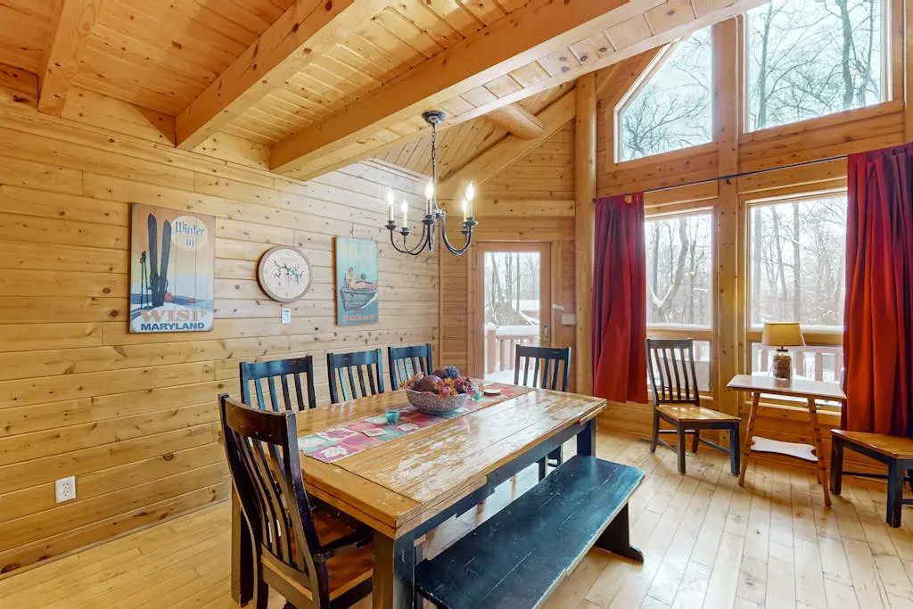 Rustic 4BR Cabin - HOT TUB - McHenry