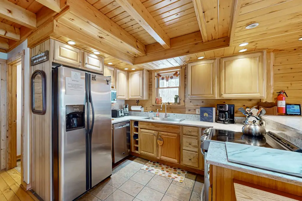 Rustic 4BR Cabin - HOT TUB - McHenry