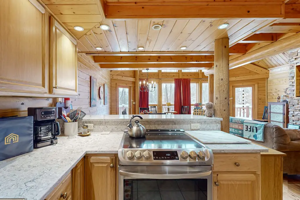 Rustic 4BR Cabin - HOT TUB - McHenry