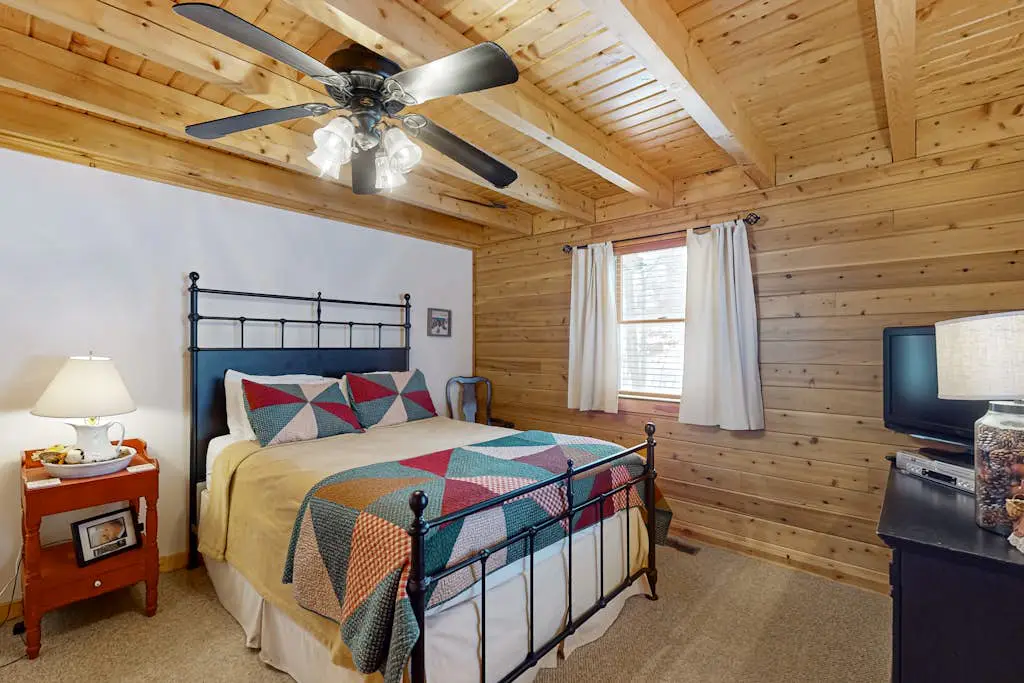 Rustic 4BR Cabin - HOT TUB - McHenry