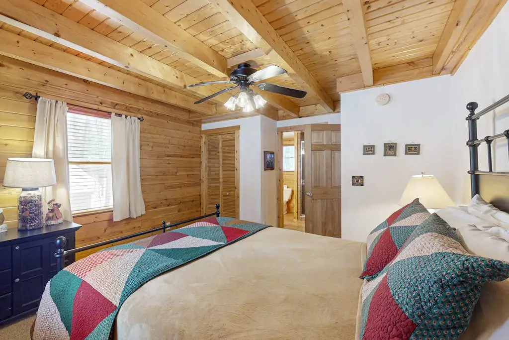 Rustic 4BR Cabin - HOT TUB - McHenry