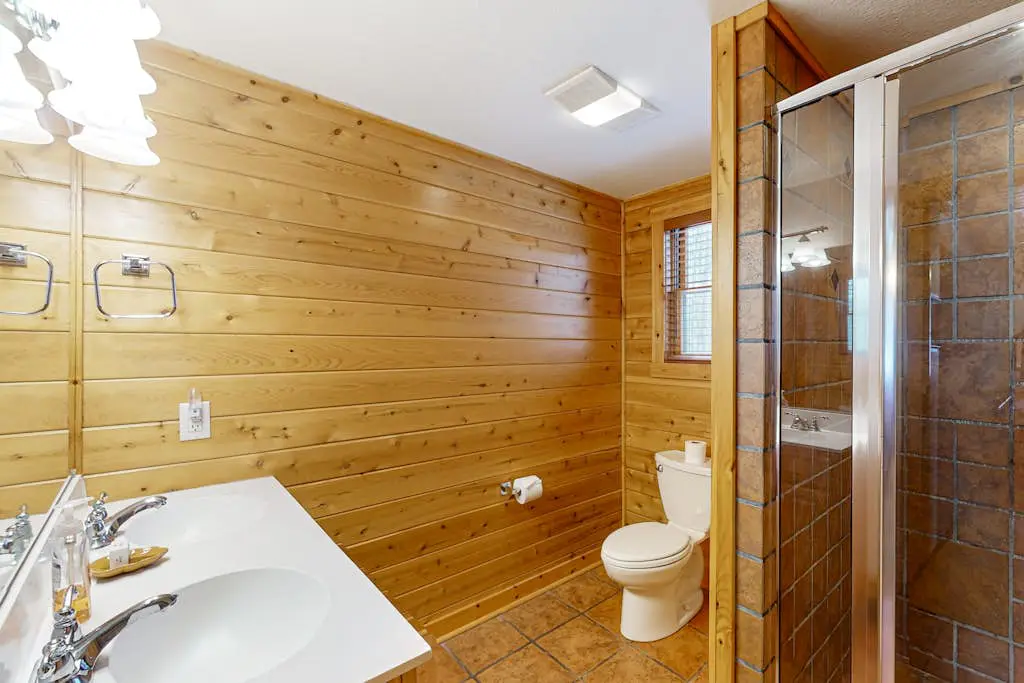 Rustic 4BR Cabin - HOT TUB - McHenry