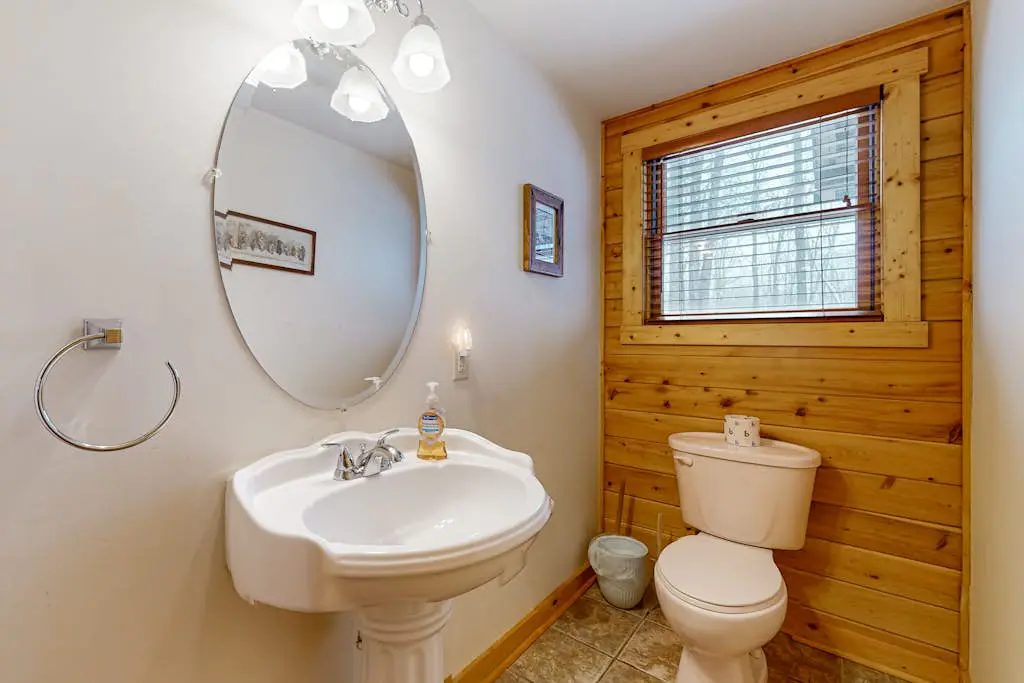 Rustic 4BR Cabin - HOT TUB - McHenry
