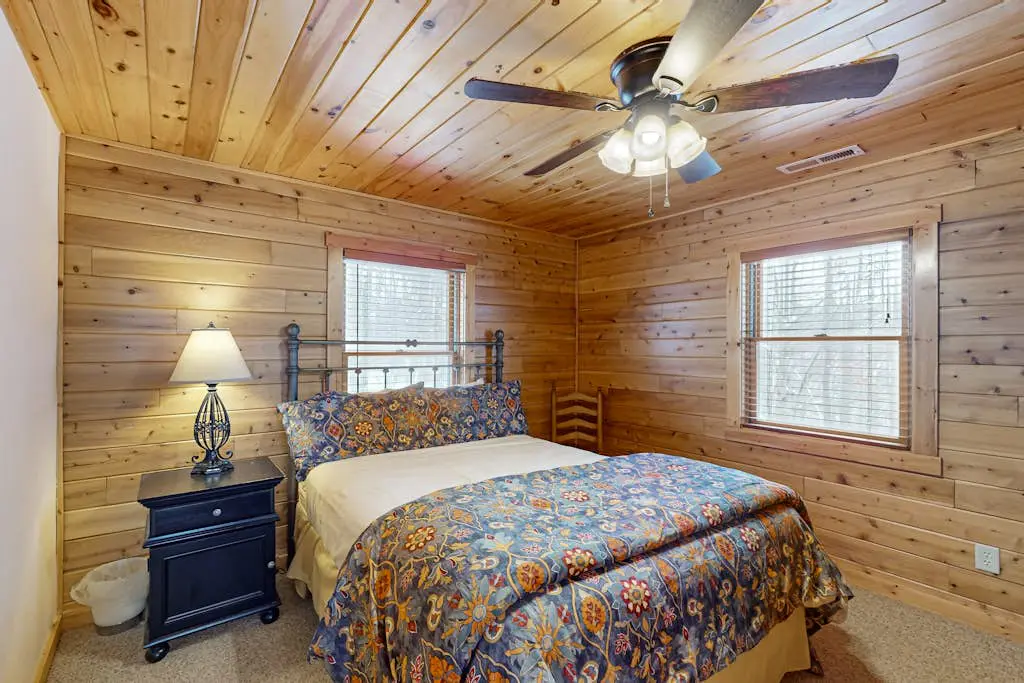 Rustic 4BR Cabin - HOT TUB - McHenry