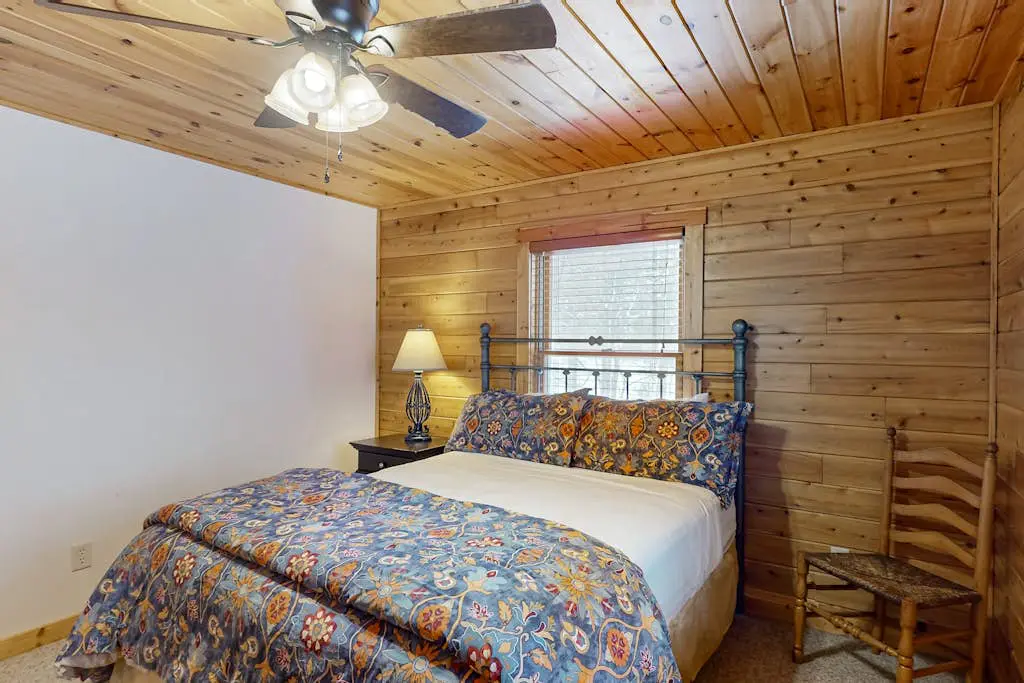 Rustic 4BR Cabin - HOT TUB - McHenry