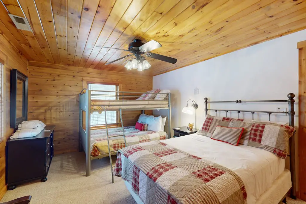 Rustic 4BR Cabin - HOT TUB - McHenry