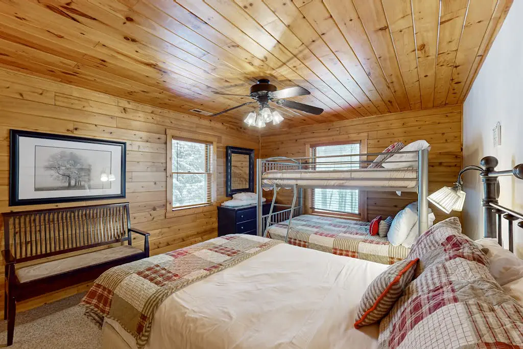 Rustic 4BR Cabin - HOT TUB - McHenry