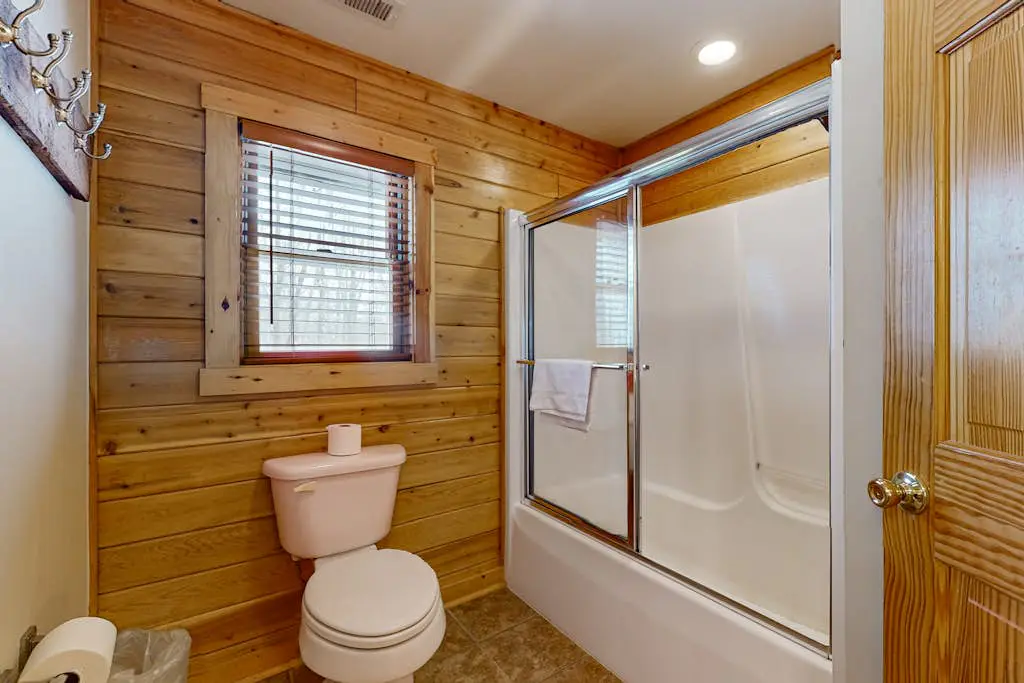 Rustic 4BR Cabin - HOT TUB - McHenry