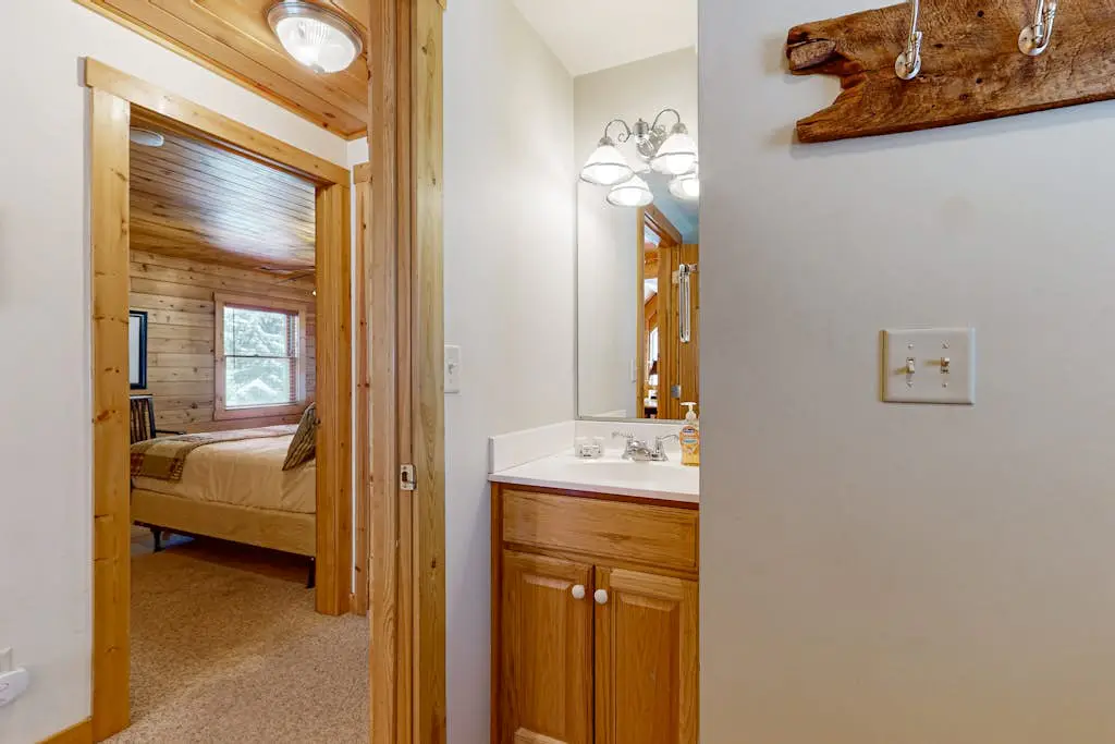 Rustic 4BR Cabin - HOT TUB - McHenry