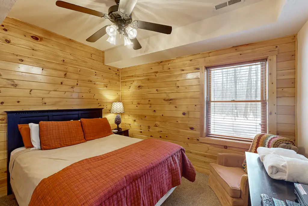 Rustic 4BR Cabin - HOT TUB - McHenry