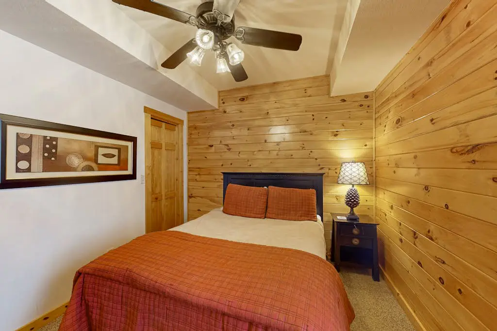 Rustic 4BR Cabin - HOT TUB - McHenry