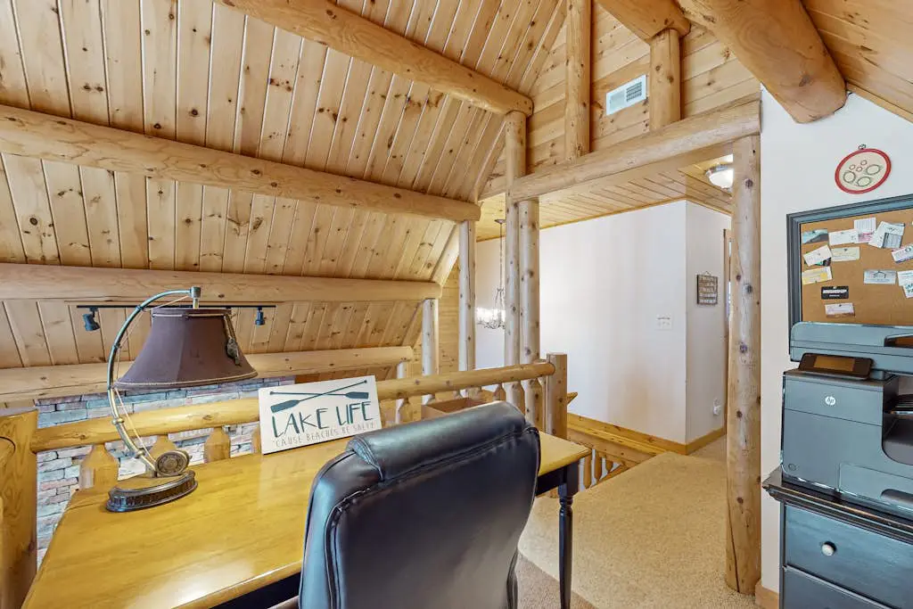 Rustic 4BR Cabin - HOT TUB - McHenry