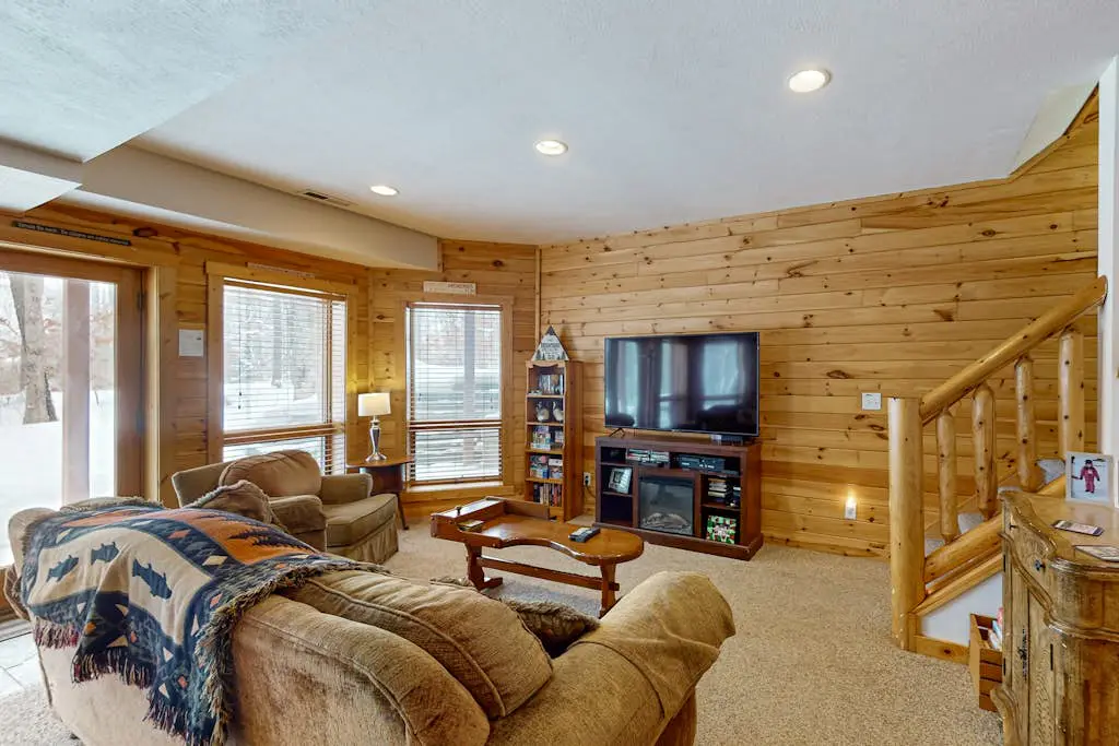 Rustic 4BR Cabin - HOT TUB - McHenry
