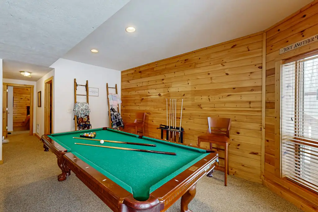 Rustic 4BR Cabin - HOT TUB - McHenry