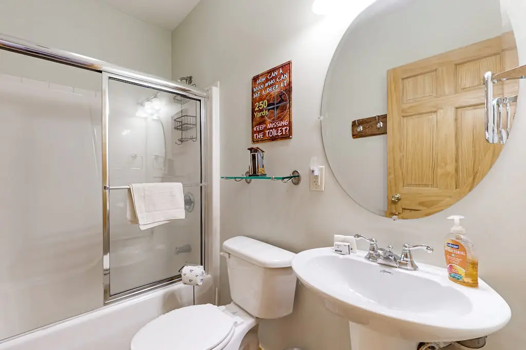 Rustic 4BR Cabin - HOT TUB - McHenry