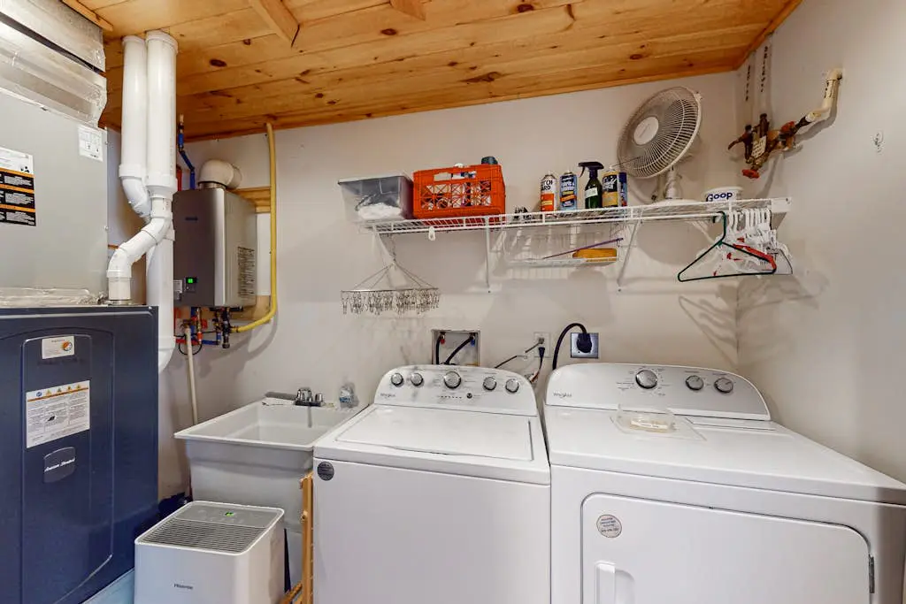 Rustic 4BR Cabin - HOT TUB - McHenry
