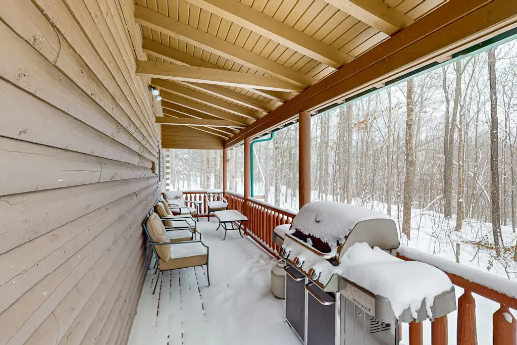 Rustic 4BR Cabin - HOT TUB - McHenry