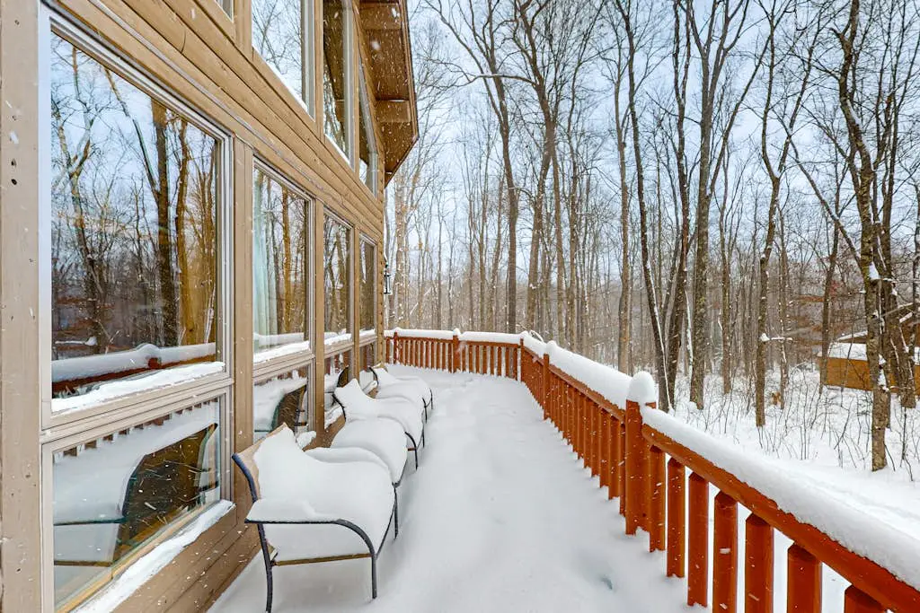 Rustic 4BR Cabin - HOT TUB - McHenry